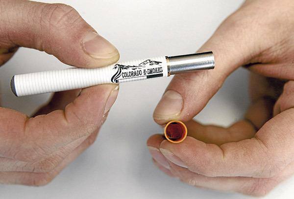 Trago O cigarro eletrônico possui um aspersor de nicotina que emite fumaça e simula o efeito de um cigarro comum