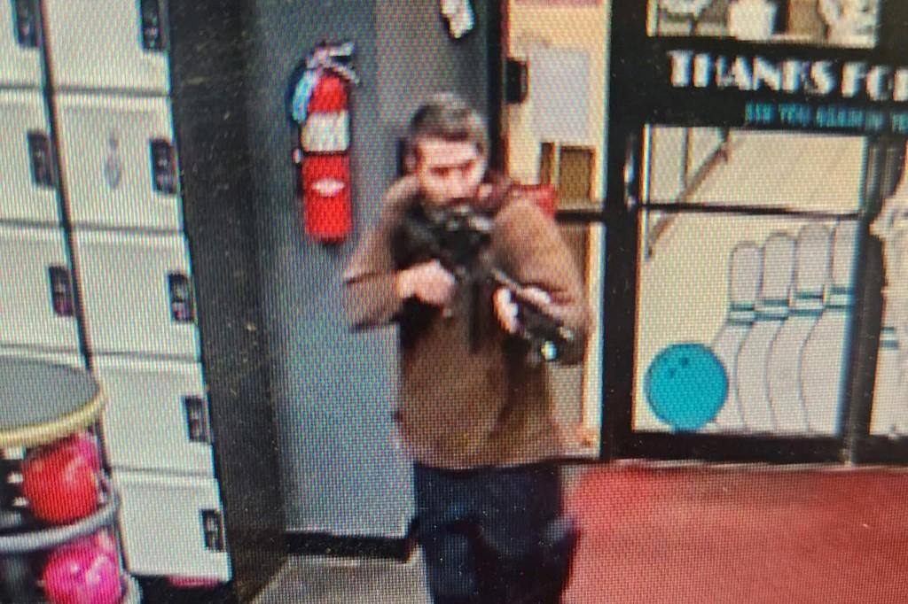 A polícia identificou o atirador como Robert Card, 40 anos, e divulgou sua fotografia