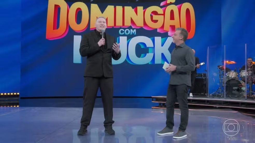 Padre Marcelo Rossi fala com Luciano Huck sobre empurrão que sofreu em missa 