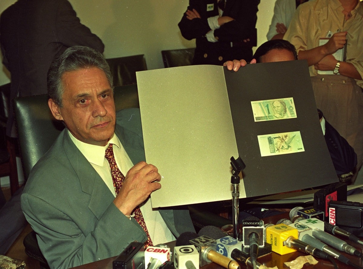 O então ministro Fernando Henrique Cardoso, apresenta a cédula de real
