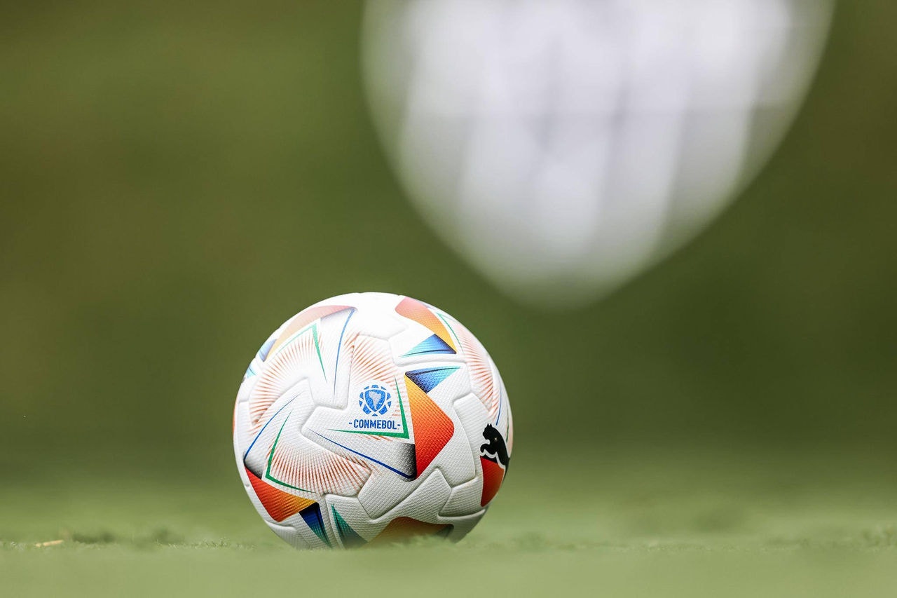 Galo treina com a bola da competição