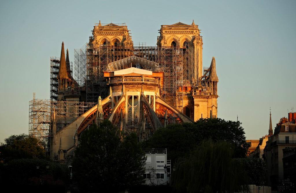 Sino da Catedral de Notre-Dame soou nesta quarta-feira em homenagem aos profissionais de saúde