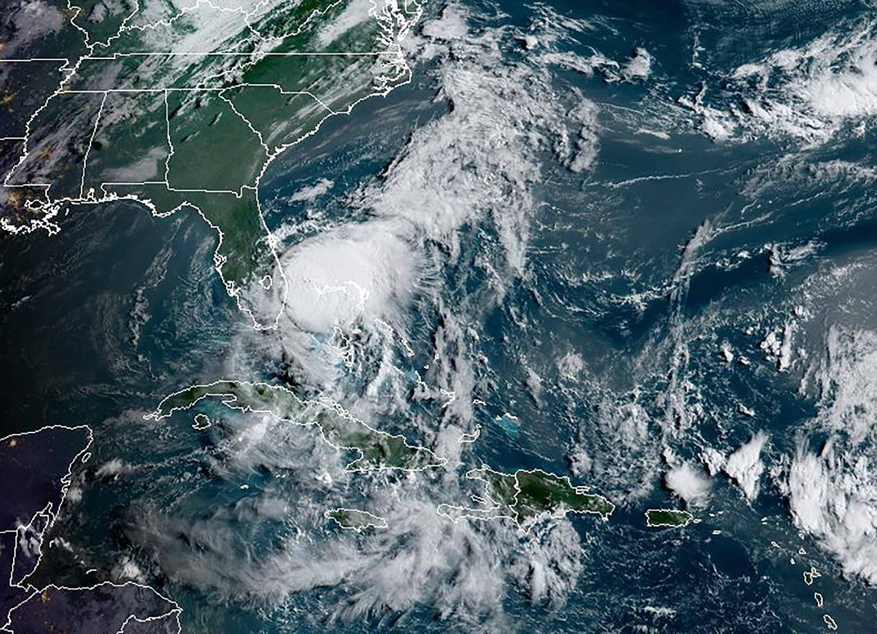 Furacão Isaías poderá atingir a Flórida com ventos fortes e inundações
