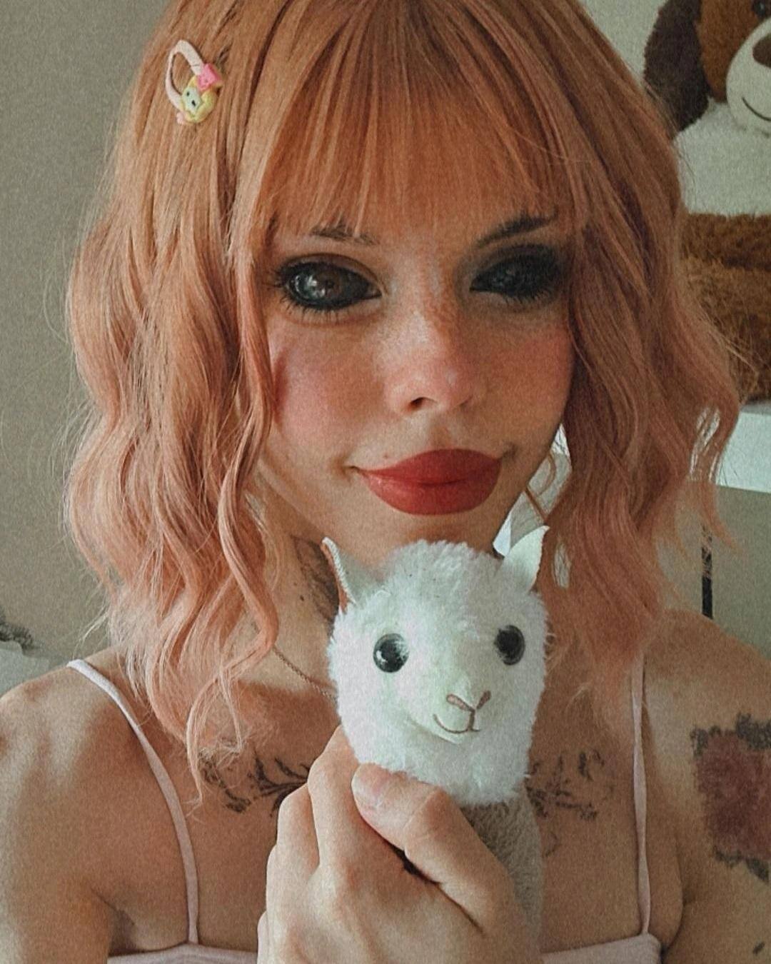 O procedimento malsucedido de ter os globos oculares tatuados levou modelo autista a perder a visão