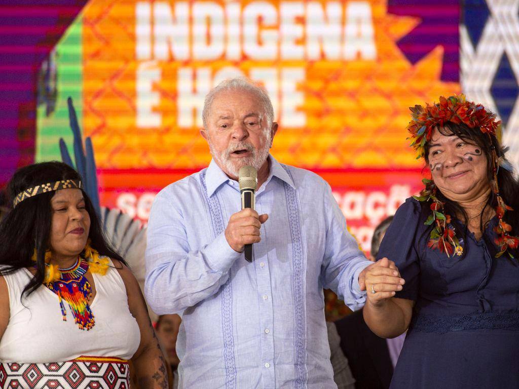 A ministra dos Povos Indígenas, Sônia Guajajara, o presidente Lula e a presidenta da Funai, Joênia Wapchana, durante o encerramento do Acampamento Terra Livre