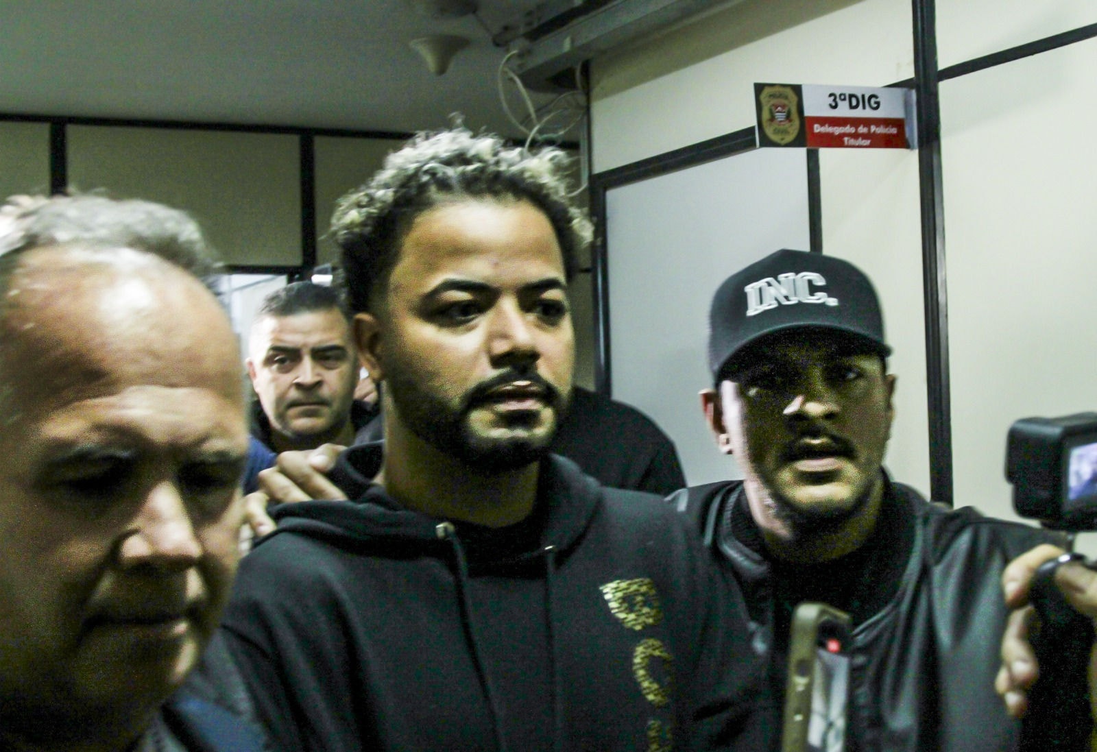 O influenciador Hytalo Santos chegando no Deic, em São Paulo, após ser preso, acusado de exploração de menores