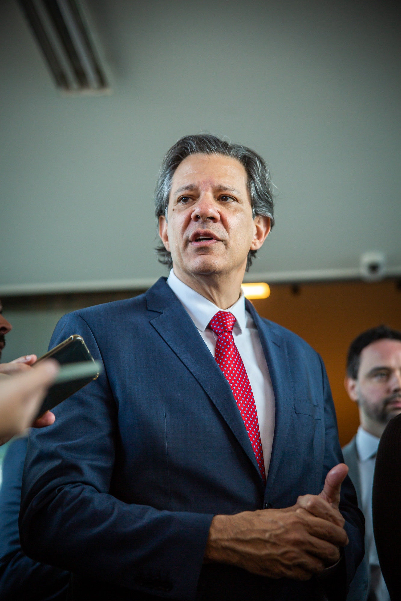 Fernando Haddad conversa com jornalistas no Ministério da Fazenda