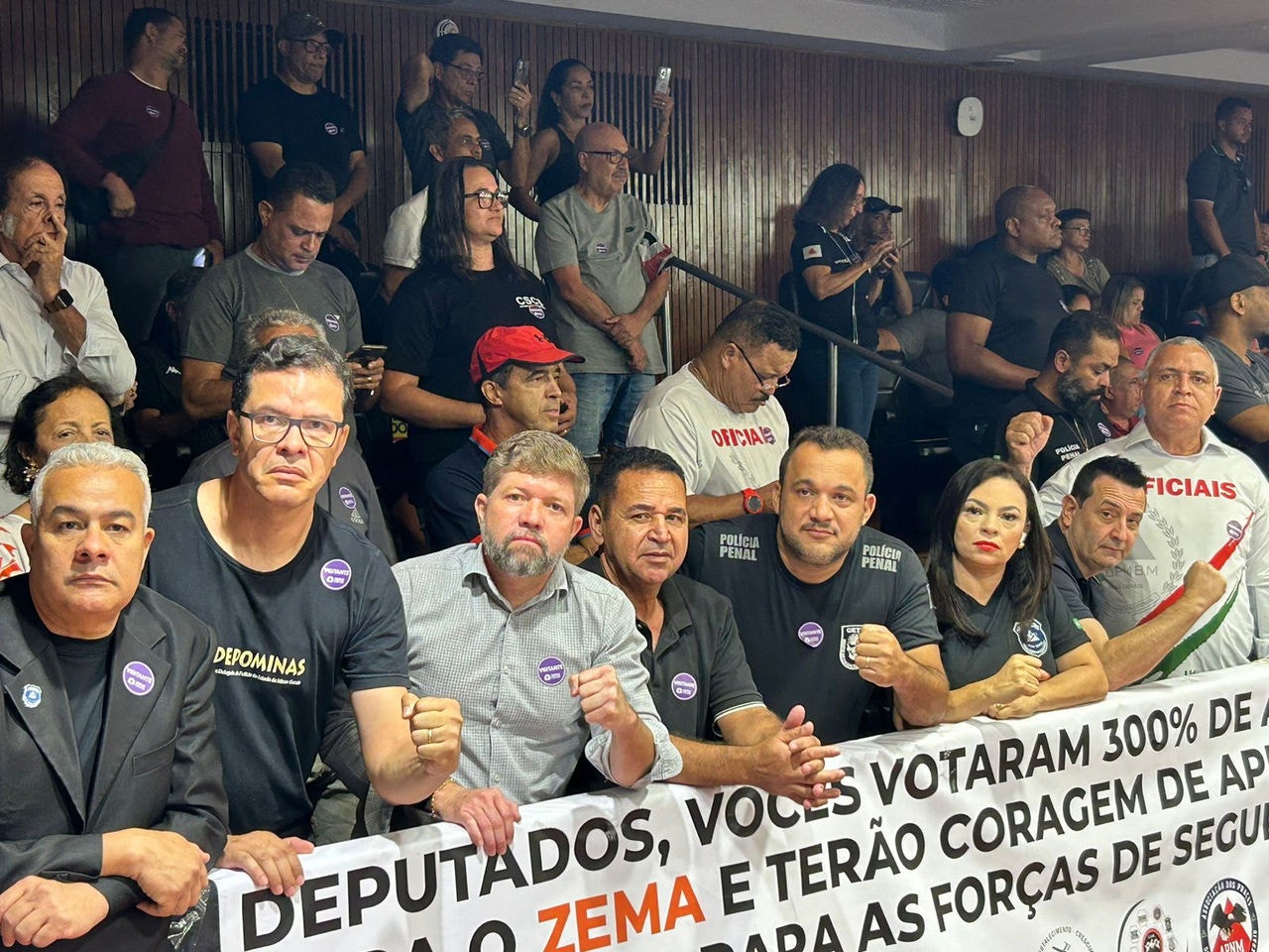 Policiais civis, militares e penais acompanharam votação do reajuste na ALMG e fizeram manifestações no interior de Minas