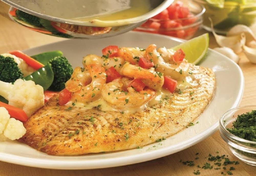 Grilled Fish & Shrimp Scampi (tilápia preparada na chapa e coberta com camarões ao molho Scampi)