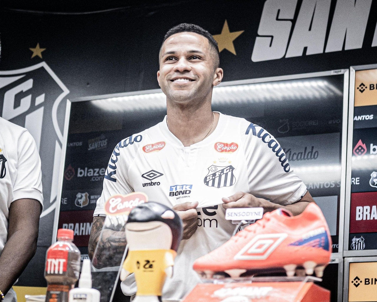 Serginho foi apresentado em sua volta ao Santos