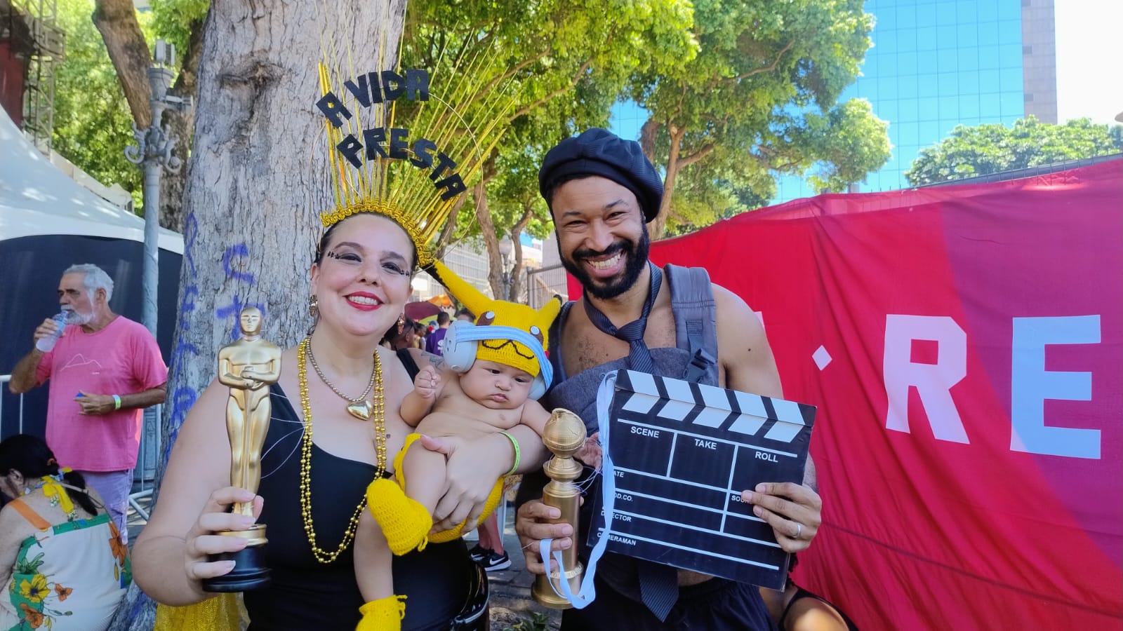 Vanessa, Carlos e Caetano, filho do casal, no cortejo Boitatá, no Rio de Janeiro