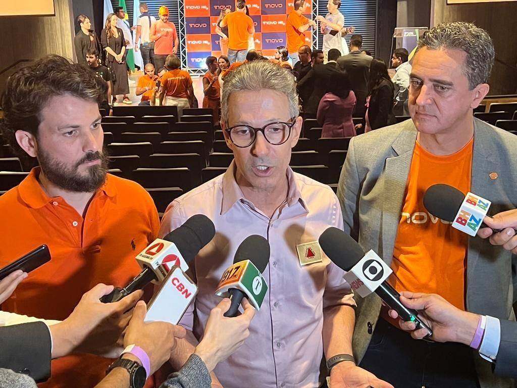 Marcelo Aro, Romeu Zema e o presidente do Novo, Ronnye Antunes, concedem entrevista à imprensa após convenção estadual do Novo neste sábado (23)