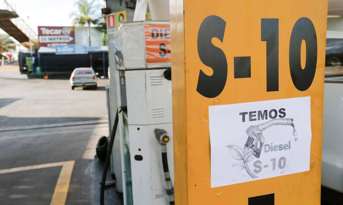 Bomba de diesel em posto de combustível