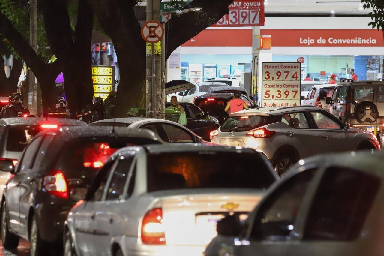 Fila de carros em um posto de abastecimento, na Cidade Jardim, região Centro-Sul