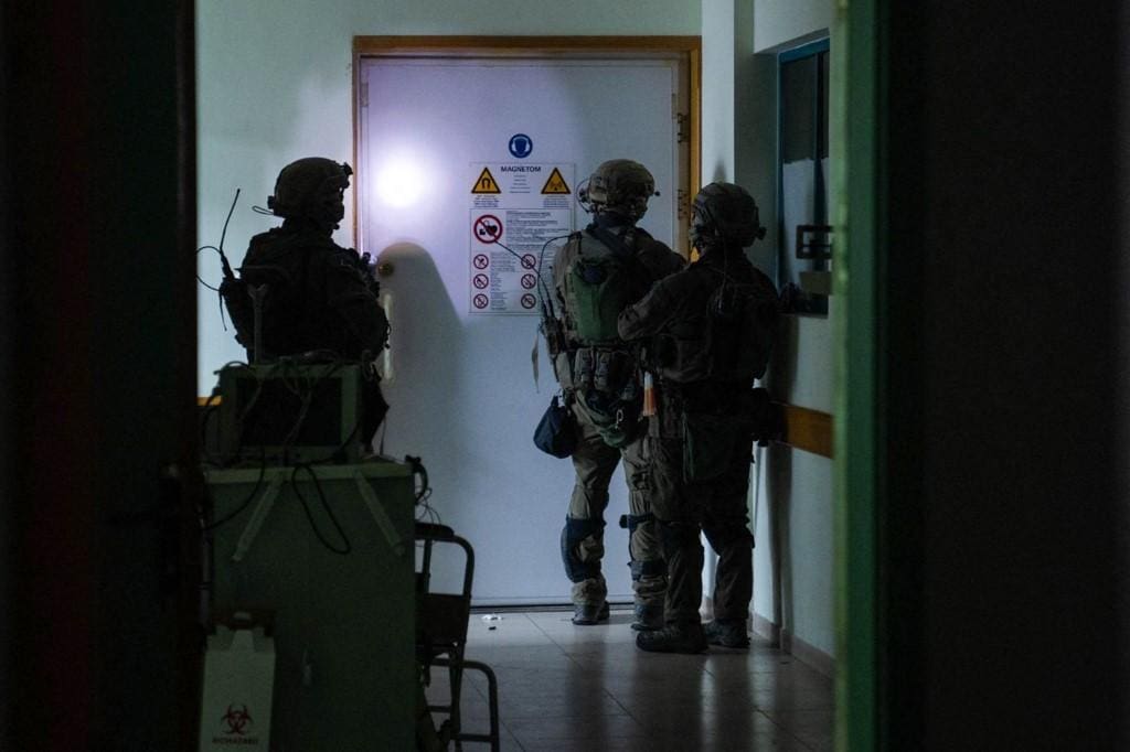 Militares israelenses dentro do hospital Al Shifa, em Gaza