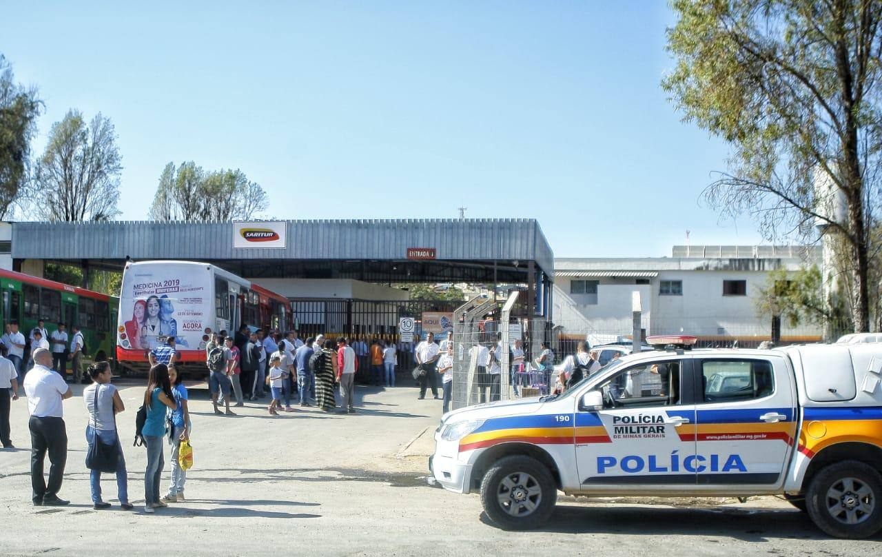 Motoristas fecham garagem e ônibus não rodam em Ribeirão das Neves