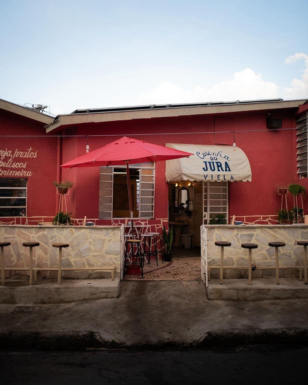 Com oito anos de história, o Juramento 202, ou “Jura”, para os íntimos, é um bar icônico no coração do bairro Pompéia, em Belo Horizonte