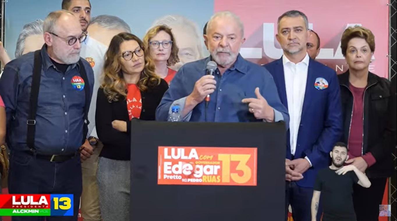 Ex-presidente Lula (PT) concedeu entrevista coletiva à imprensa em Porto Alegre (RS), onde fará comício com candidatos aliados nesta sexta-feira (16)