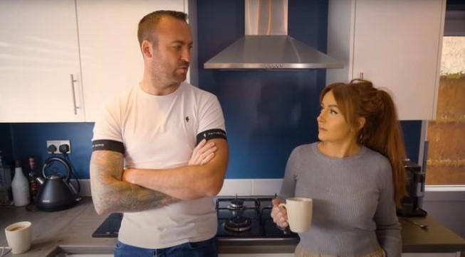 Matt e Zoe mantém um relacionamento não-monogâmico e tiveram a história comparitlhada