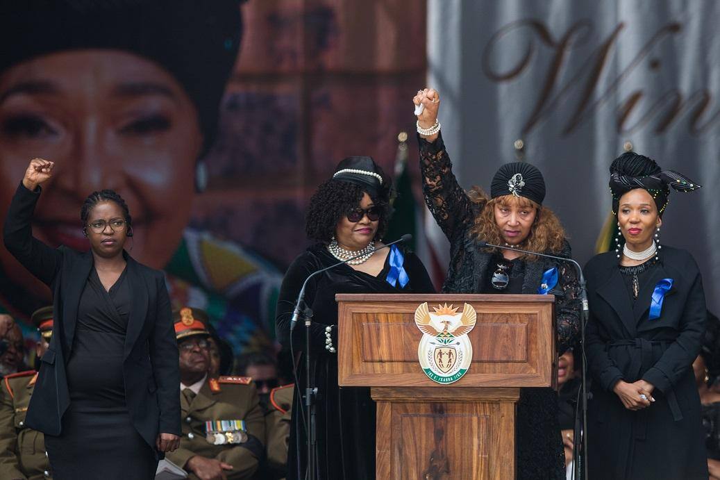 A África do Sul se comoveu com o anúncio da morte de Zindzi (acima, à esquerda, em foto de 2018, no funeral da mãe, Winnie Madikizela-Mandela), aos 59 anos: ela tinha Covid-19