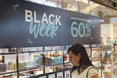 Desde essa segunda (21), lojas exibem propagandas da ‘black week’; preços devem ficar até 50% mais baixos