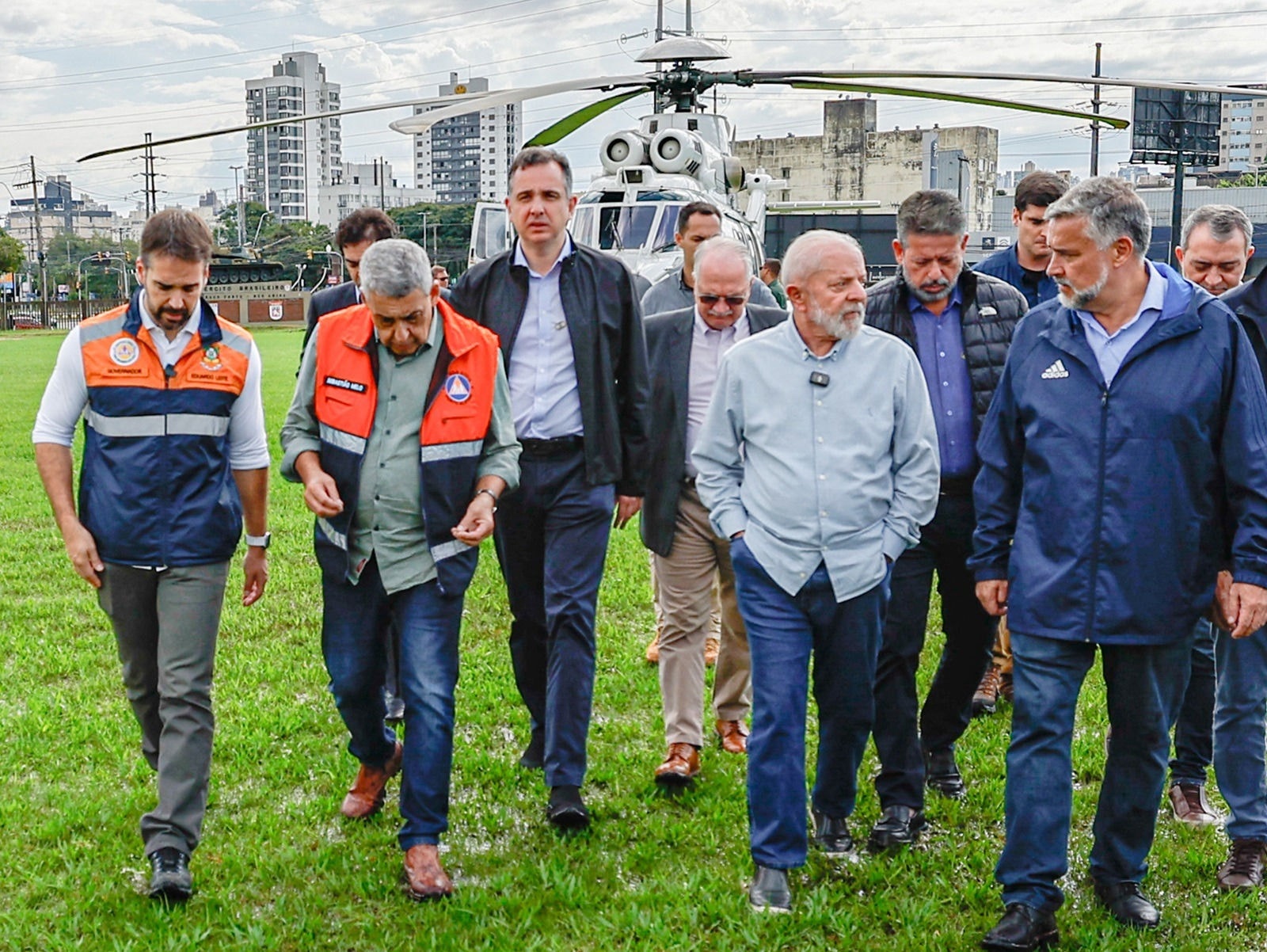 Autoridades e visita ao Rio Grande do Sul no domingo, 5 de maio de 2024; na foto, estão Eduardo Leite (à esquerda) e Rodrigo Pacheco (de terno)