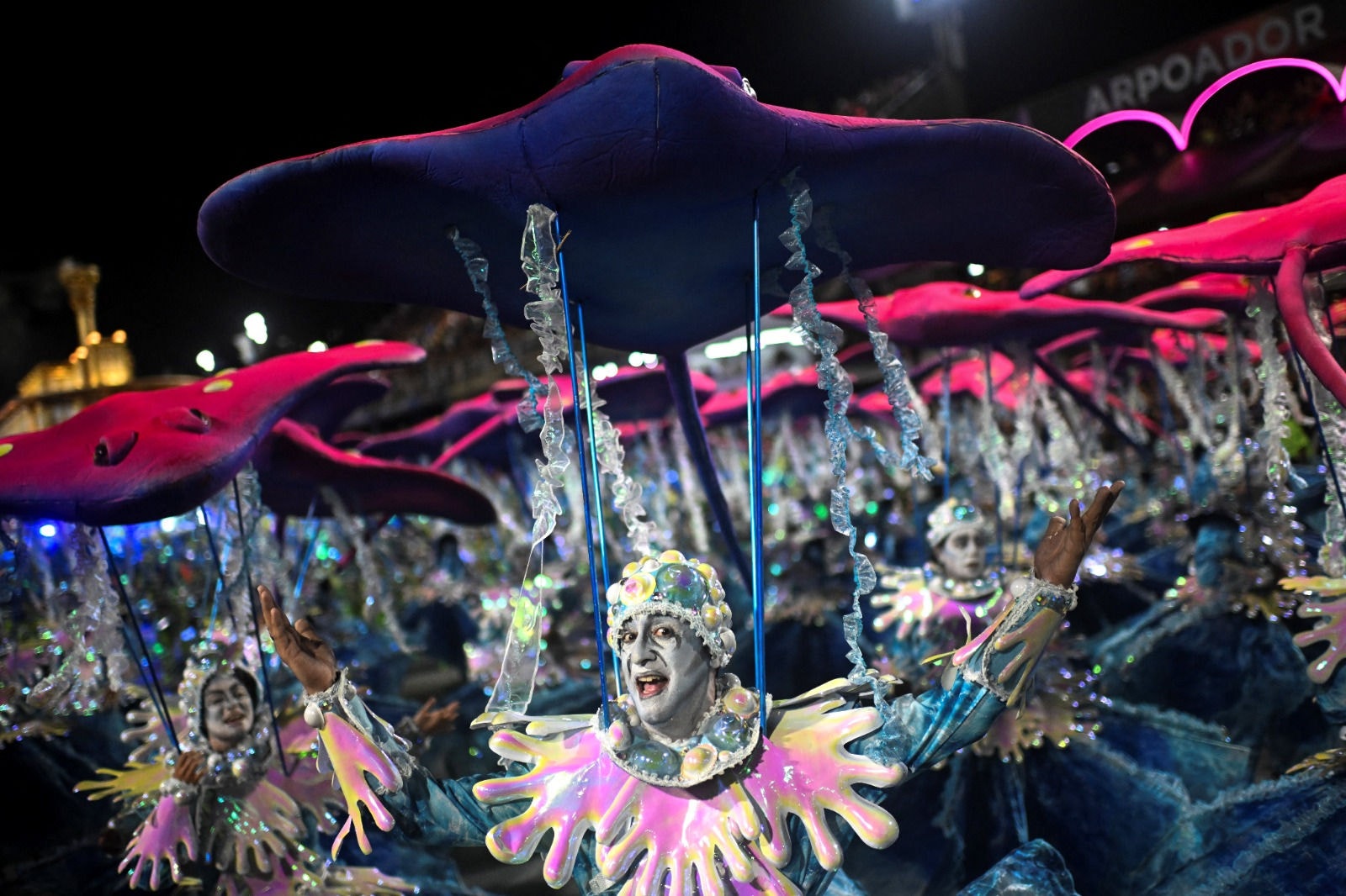 Vila Isabel ousou no desfile pautado no: "Quanto mais eu rezo, mais assombração aparece!"