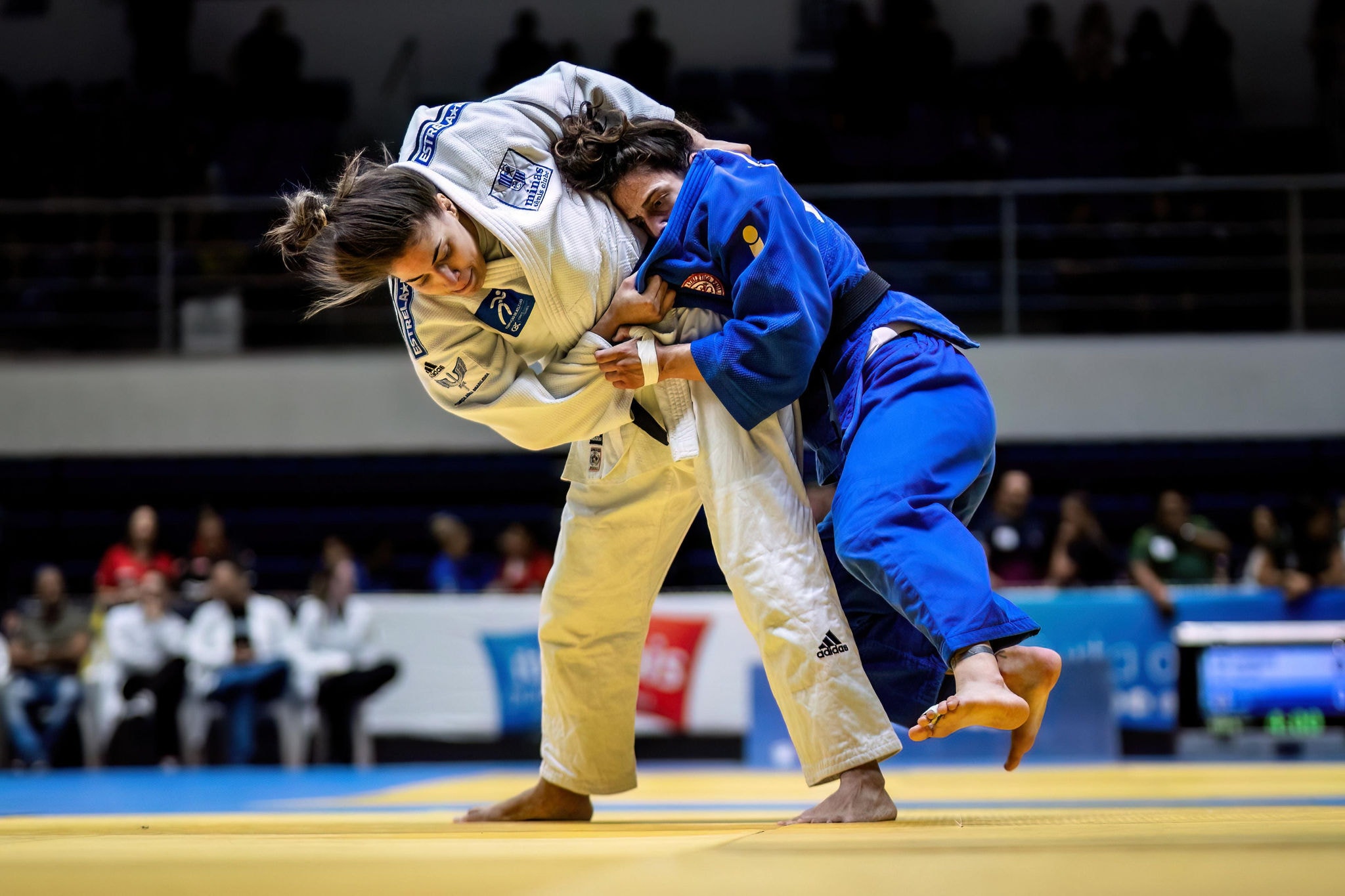 Gabriella Mantena (branco), judoca do Minas, representa o Clube no Grand Slam de Dushanbe