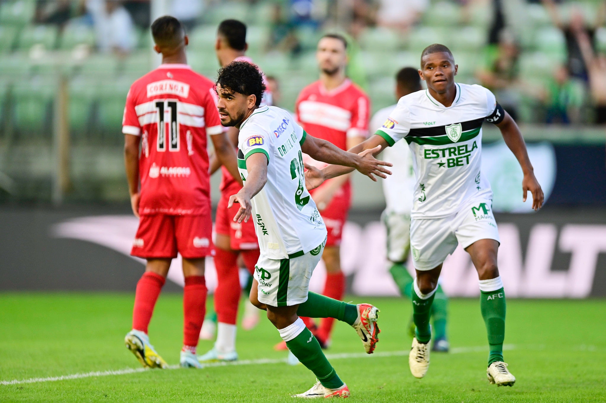 Juninho (à dir.) comemora com Daniel Borges o gol que deu início à reação do América