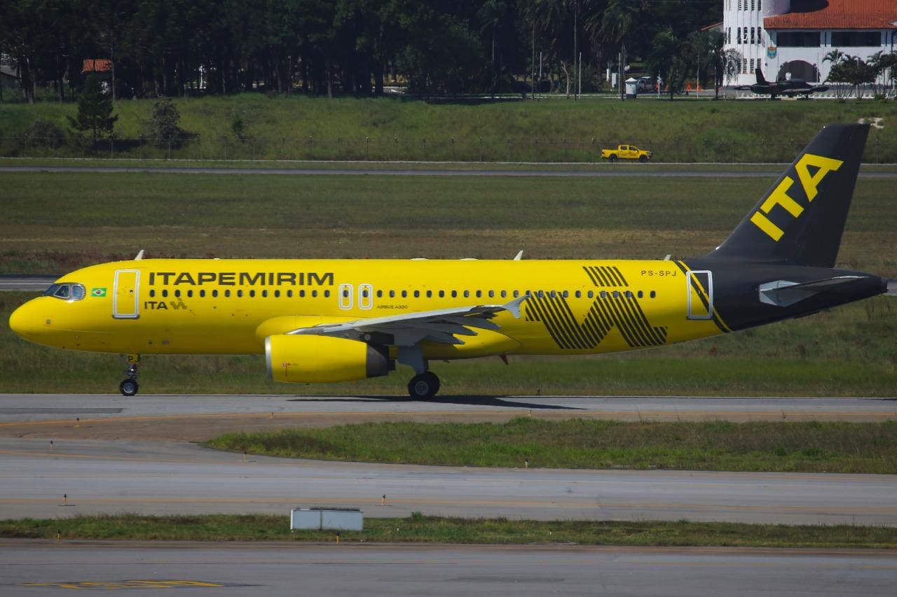 Avião da Itapemirim, Airbus320, é amarelo e traz o símbolo da empresa aérea; no início serão cinco aviões em operação