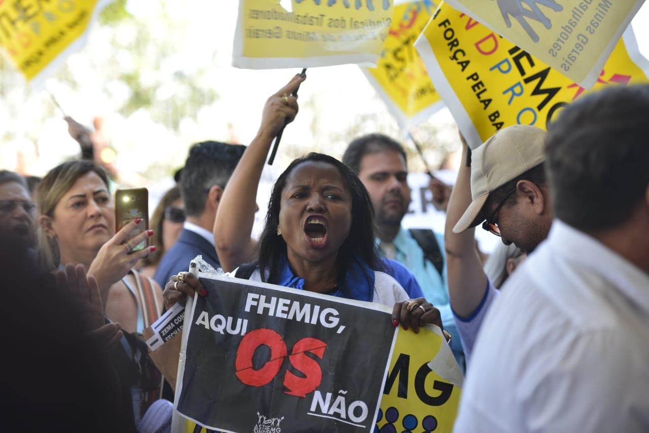 Manifestação critica mudanças no hospital Alberto Cavalcanti, em BH