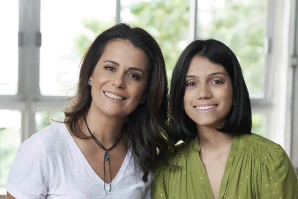 A jornalista Adriana Araújo e sua filha Giovanna Araújo
