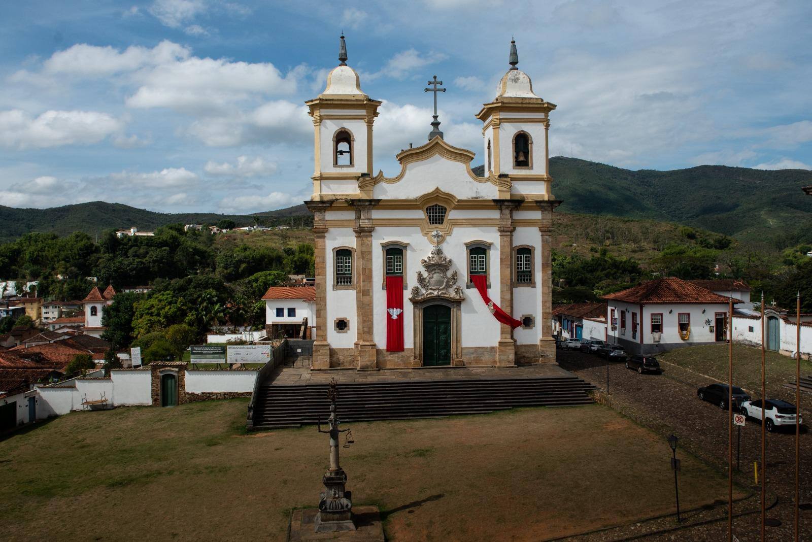 Fachada frontal da Igreja de São Francisco de Assis, localizada na praça Minas Gerais, em Mariana