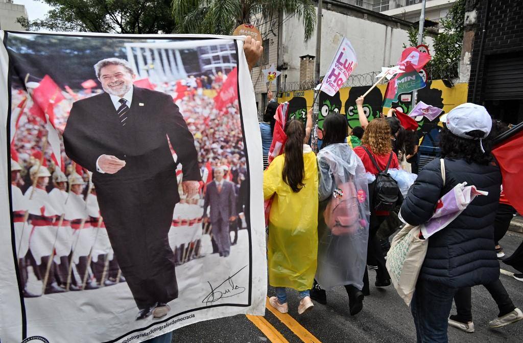 Eleitores participam do último ato da campanha de Lula antes da eleição deste domingo (2), em São Paulo