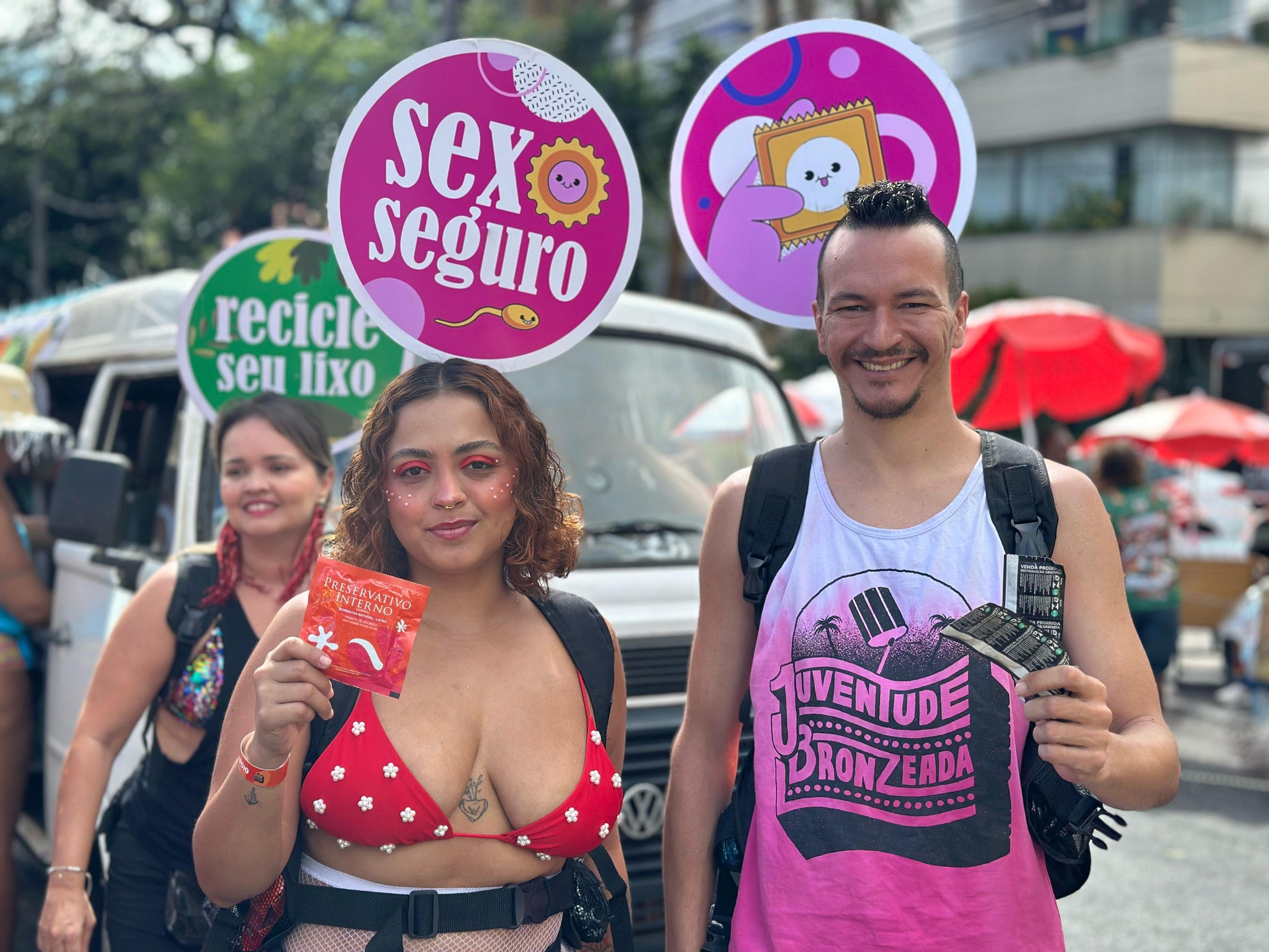 A saúde sexual também é destacada com a entrega de preservativos