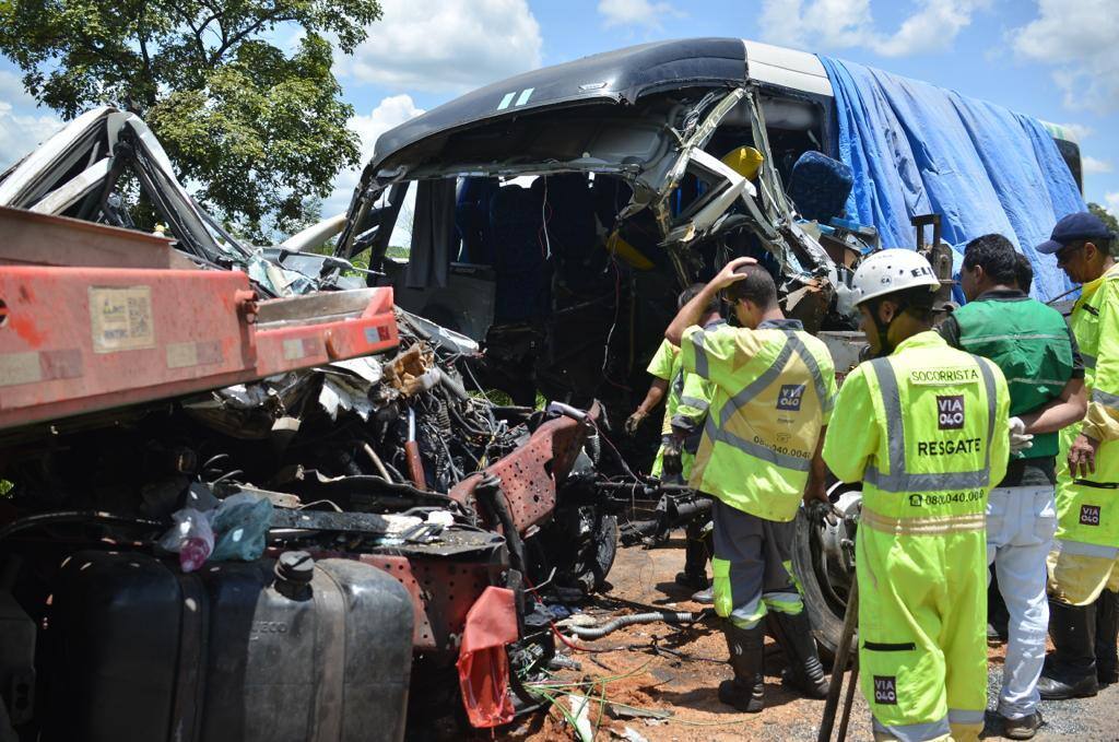 Batida entre ônibus e carreta deixa dois mortos e 16 feridos na BR-040