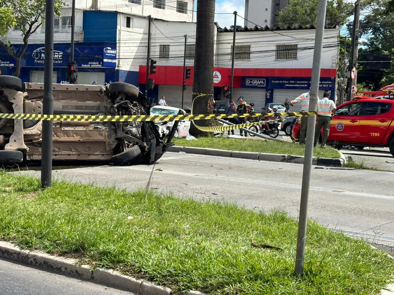 Batida entre táxi e viatura deixa quatro feridos na avenida Antônio Carlos