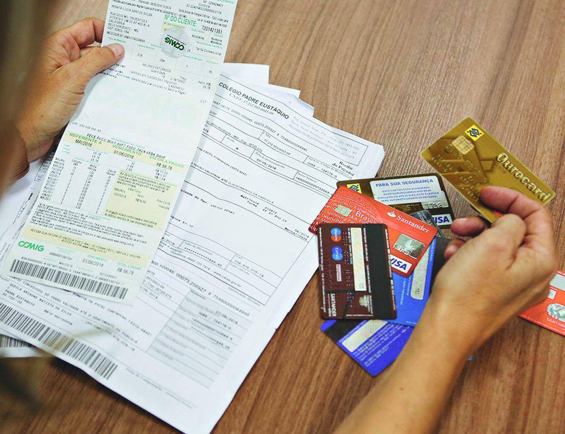 Cartão de crédito e contas de água e luz são os principais motivos de endividamento dos consumidores