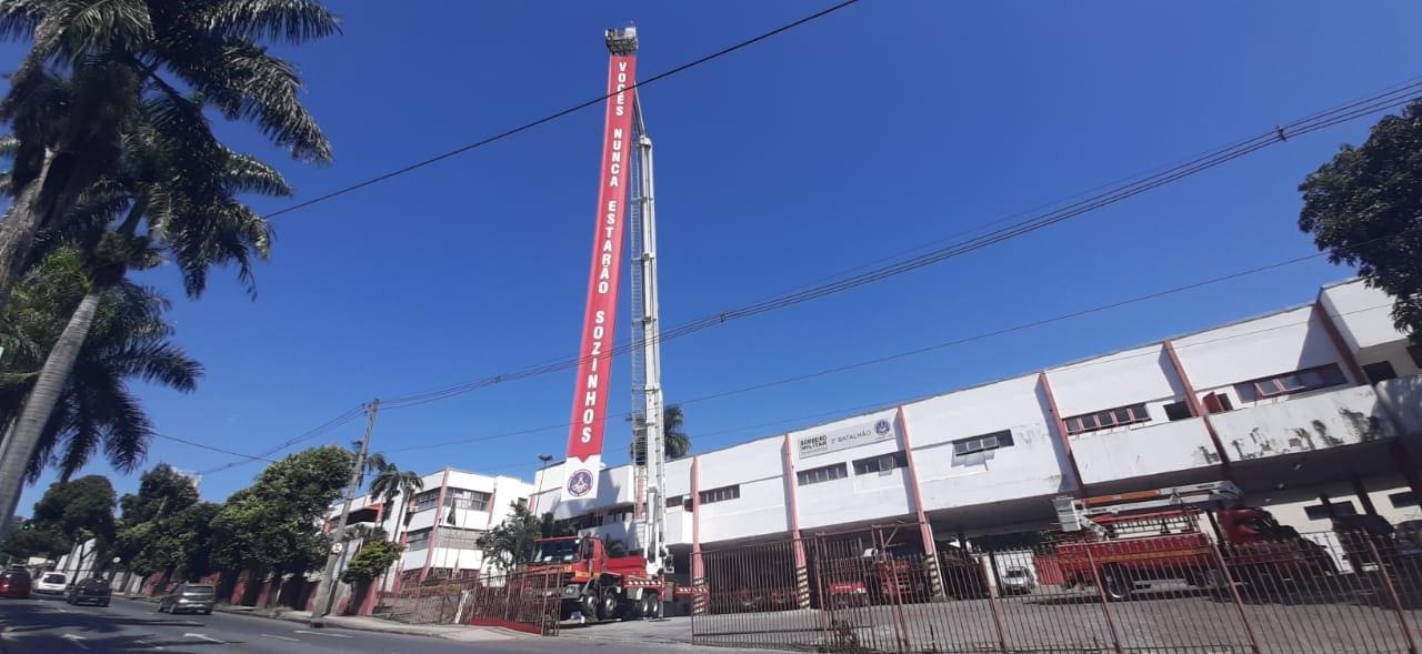 Faixa sustentada por guindaste tem 30 metros de altura e está na avenida Antônio Carlos, na Pampulha