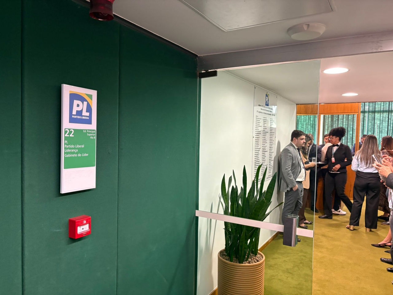 Reunião a portas fechadas acontece no gabinete da liderança do PL na Câmara dos Deputados; Jair Bolsonaro chegou cercado por aliados