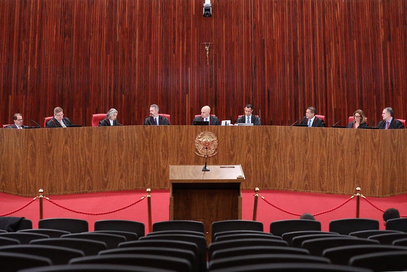 Ministros no plenário do Tribunal Superior Eleitoral (TSE)