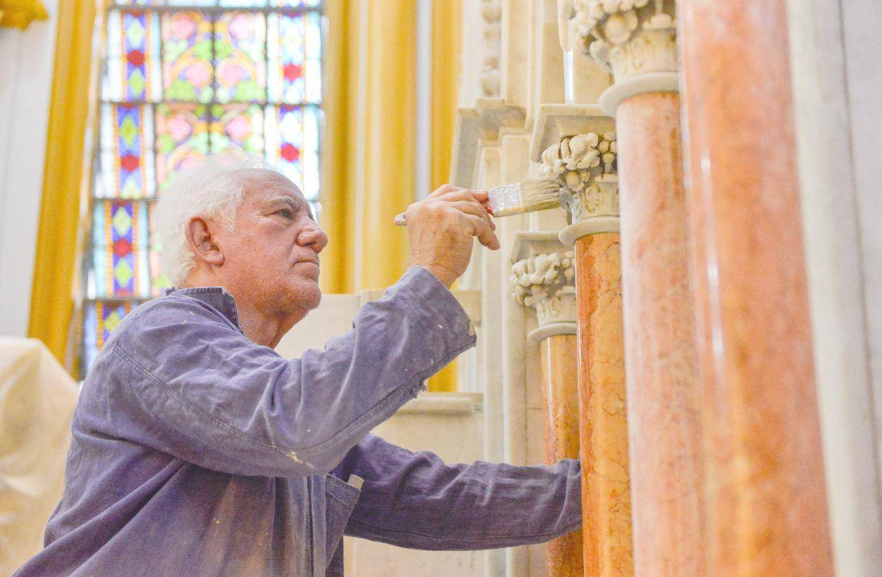 Cortinas ficarão abertas durante celebração de hoje à noite para deixar vitrais à vista Igreja Boa Viagem