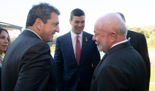 Na imagem, o presidente da República, Luiz Inácio Lula da Silva, e o ministro da Economia da Argentina, Sergio Massa