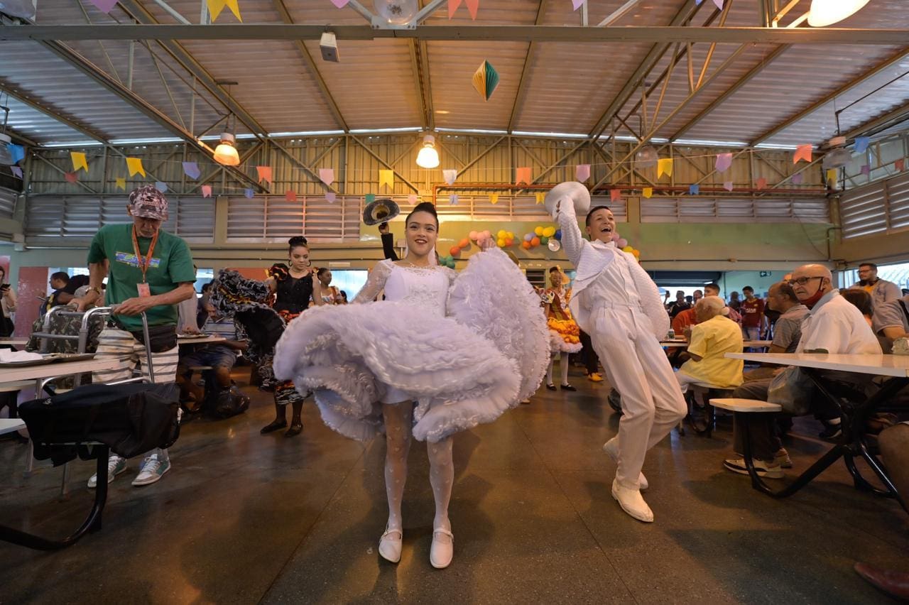 Blitz junina: dançarinos da Quadrilha Maluca se apresentam no Restaurante Popular I
