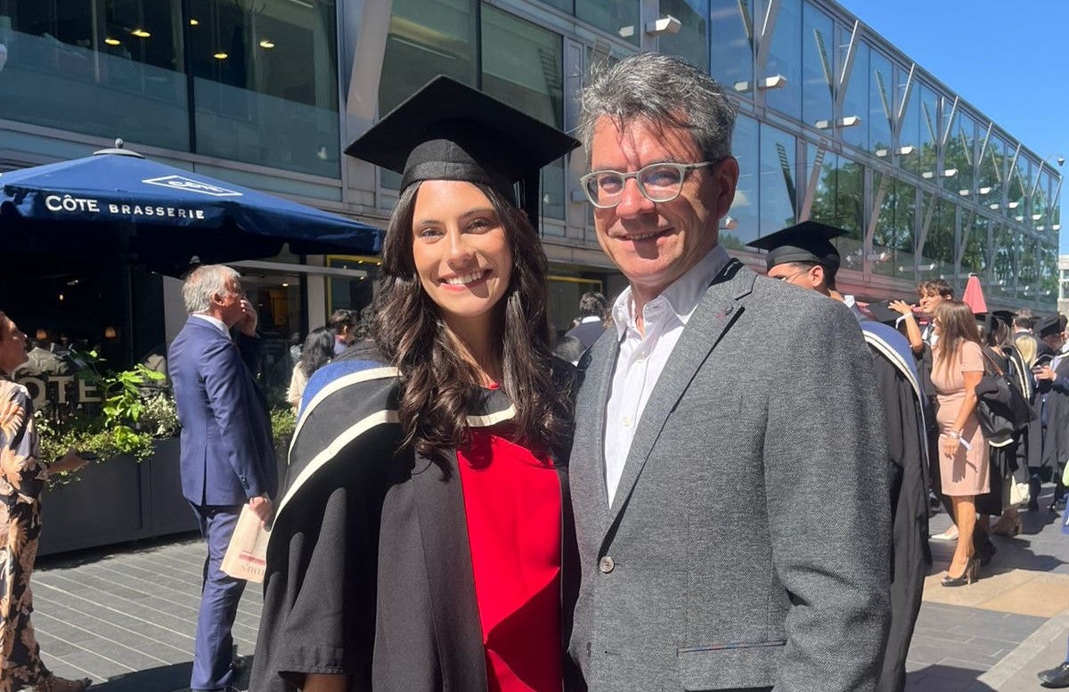 Ana Teresa e seu pai, o advogado e empresário, Maurício de Oliveira Campos Jr., em Londres, na formatura dela, em “Master in Management”, na London Business School
