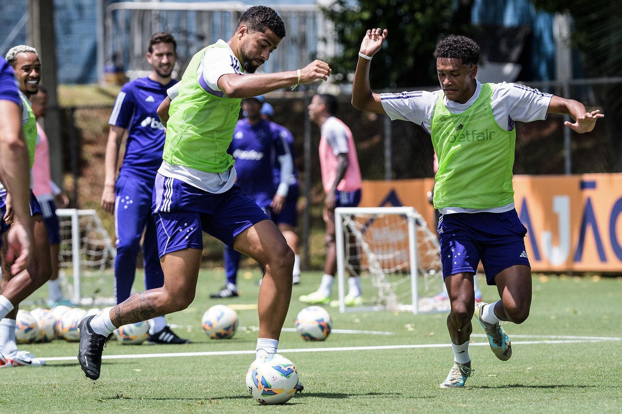 Zagueiro João Marcelo durante treino na Toca da Raposa