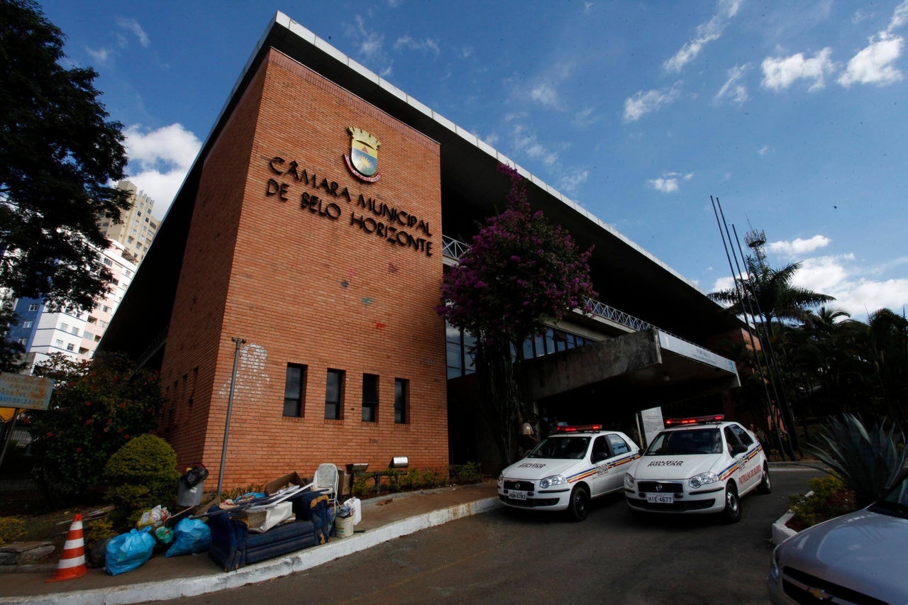 POLITICA: BELO HORIZONTE, MG: CAMARA Cerca de 40 manifestantes,