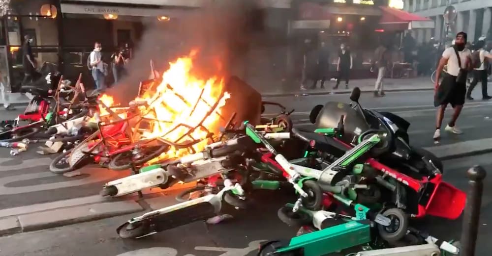 Milhares de pessoas protestam em Paris contra a violência policial na França