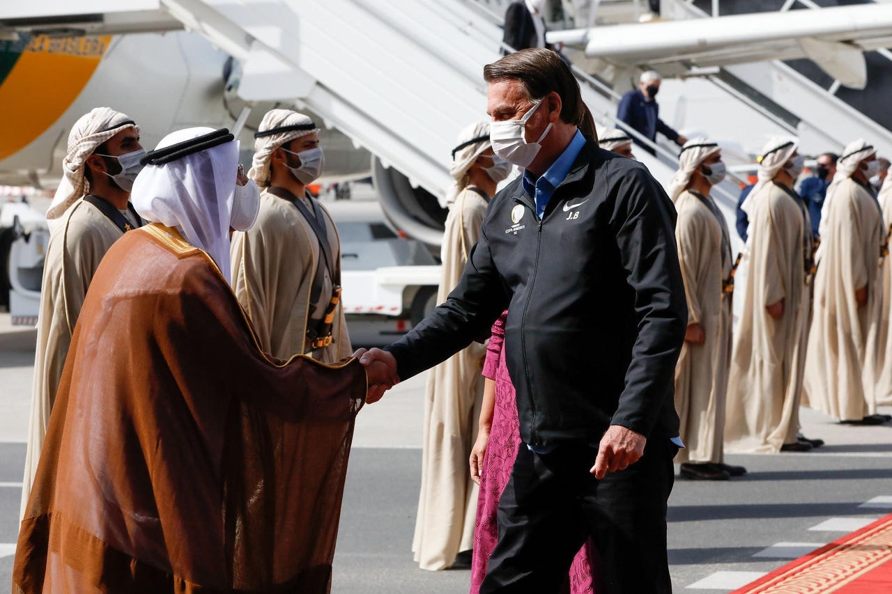 Bolsonaro na chegada a Dubai, neste sábado (13)