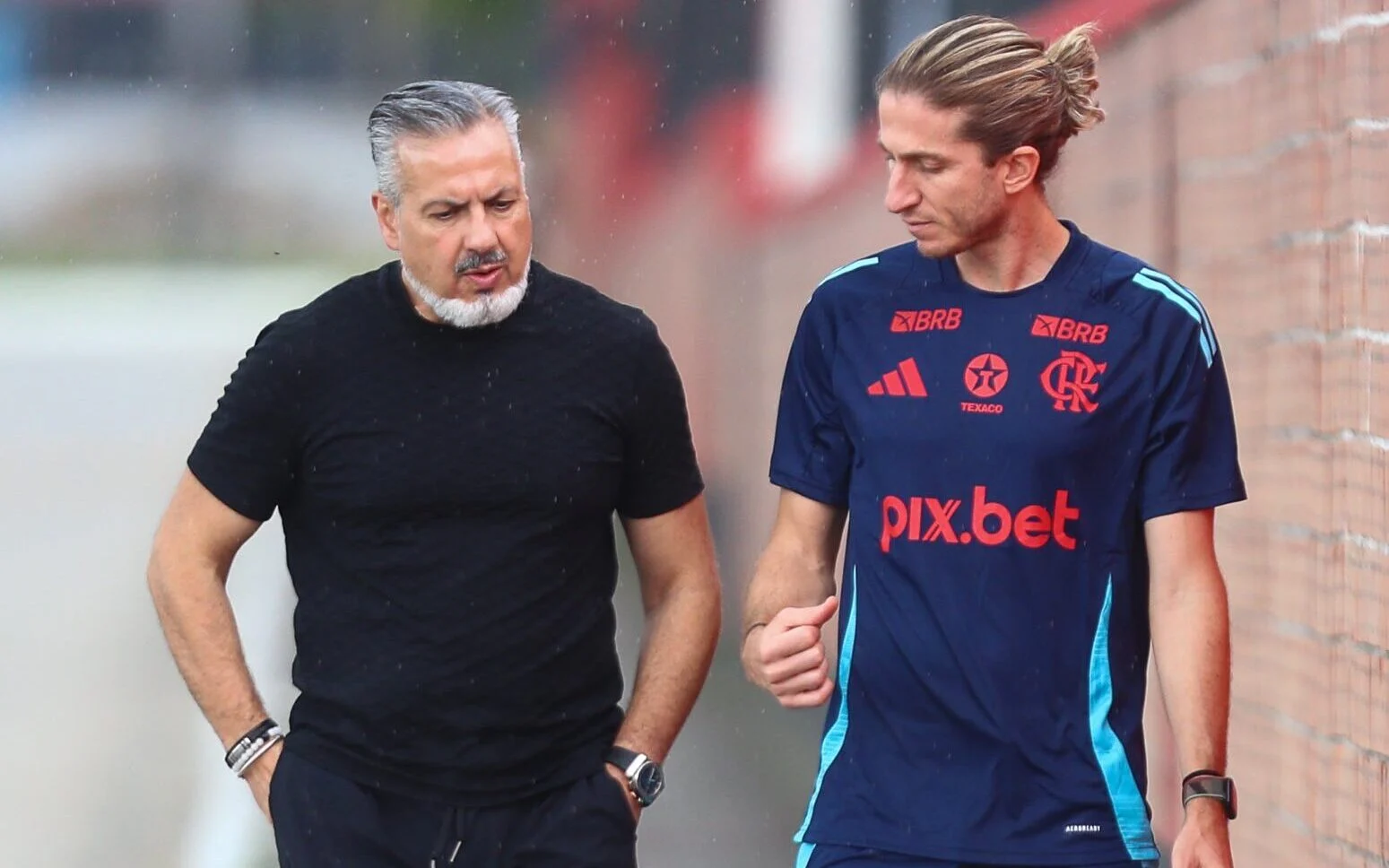 Filipe Luís conversa com José Boto durante treino do Flamengo (Foto: Divulgação)